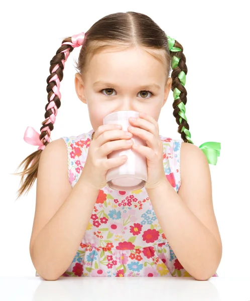 Schattig klein meisje met een glas melk — Stockfoto