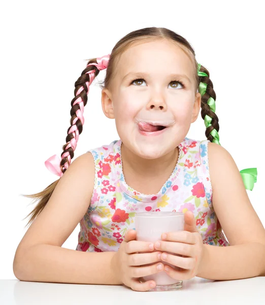 Carina bambina con un bicchiere di latte — Foto Stock