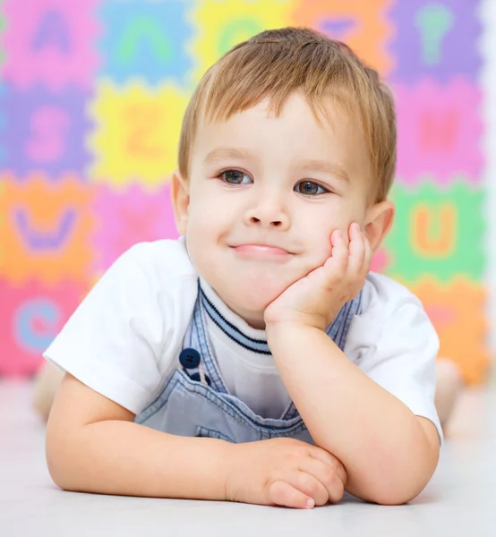 Porträt eines kleinen Jungen — Stockfoto