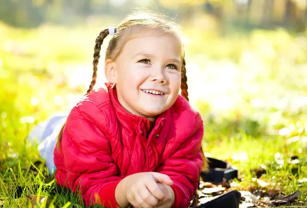 Portrait of a little girl in autumn park — Stock Photo, Image