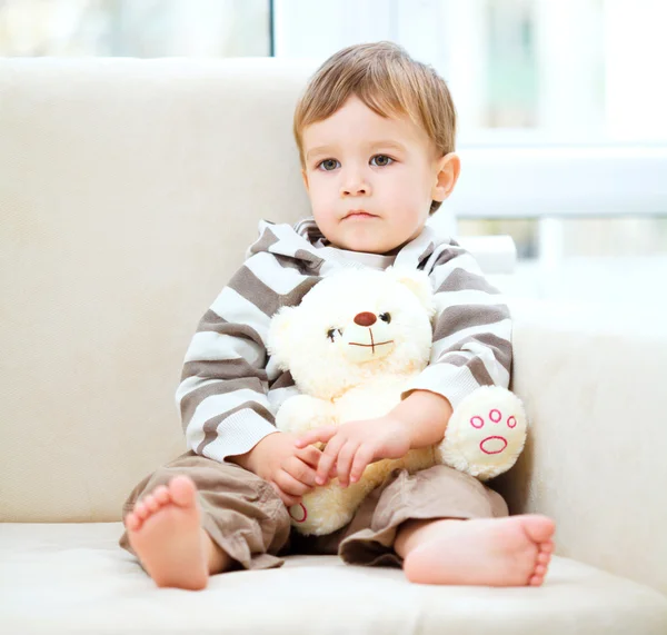 Retrato de um menino com seu ursinho de pelúcia — Fotografia de Stock