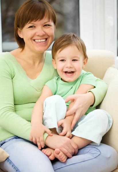 Mamma är att ha roligt med sin son — Stockfoto