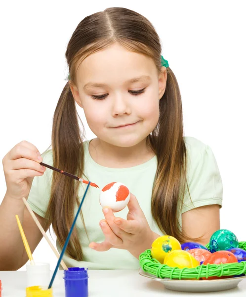 Kleines Mädchen bemalt Eier und bereitet sich auf Ostern vor — Stockfoto