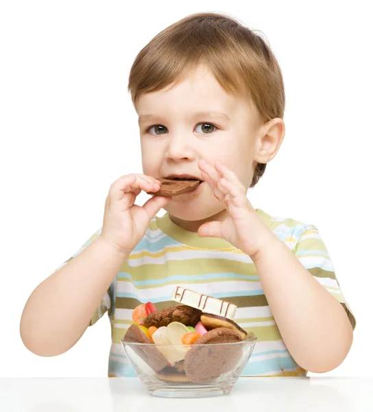 Porträtt av en pojke med godis — Stockfoto