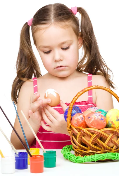 Menina está pintando ovos se preparando para a Páscoa — Fotografia de Stock