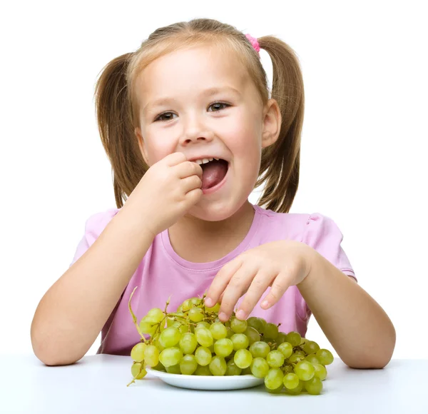Menina está comendo uvas — Fotografia de Stock