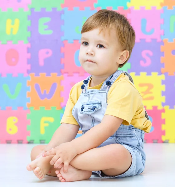 Porträt eines kleinen Jungen — Stockfoto