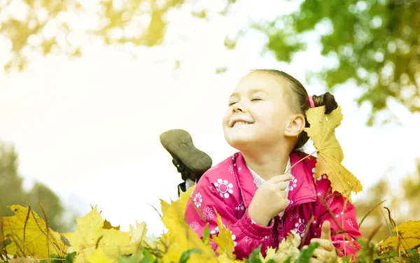 Ritratto di una bambina nel parco autunnale — Foto Stock