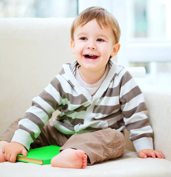 Kleine jongen is het lezen van boek — Stockfoto