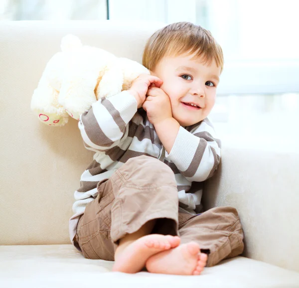 Retrato de um menino com seu ursinho de pelúcia — Fotografia de Stock