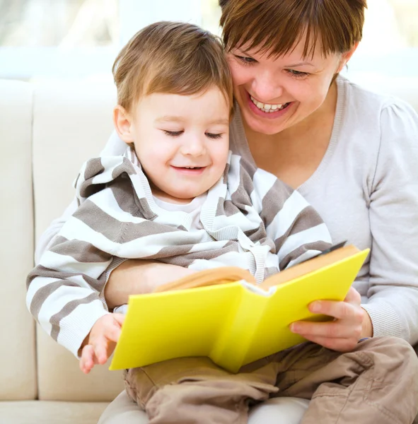 Moeder is het lezen van boek voor haar zoon — Stockfoto