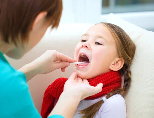 Doctor is examining little girl — Stock Photo, Image