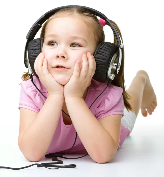 Cute little girl korzystających z muzyki za pomocą słuchawek — Zdjęcie stockowe