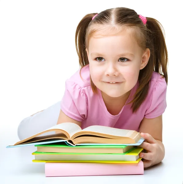 Klein meisje is het lezen van een boek — Stockfoto