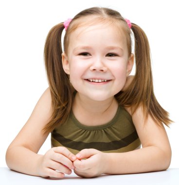 Kırmızı elma ile küçük kız