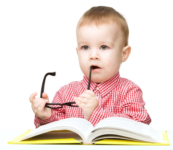 Bambino piccolo gioca con il libro — Foto Stock