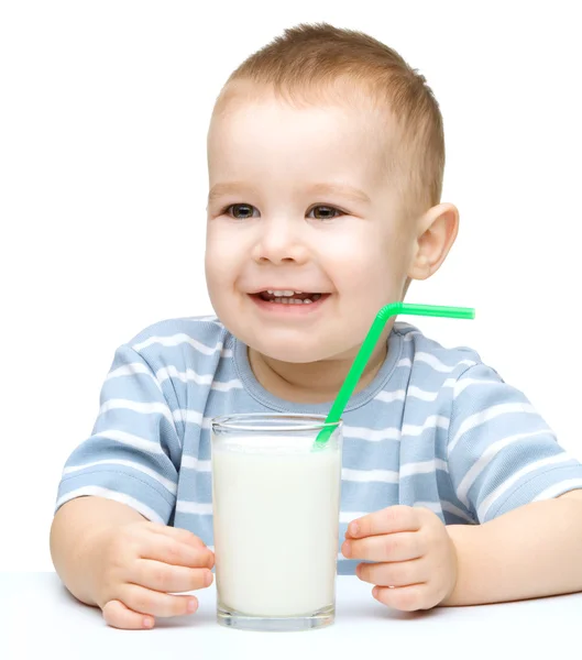 Mignon petit garçon avec un verre de lait — Photo