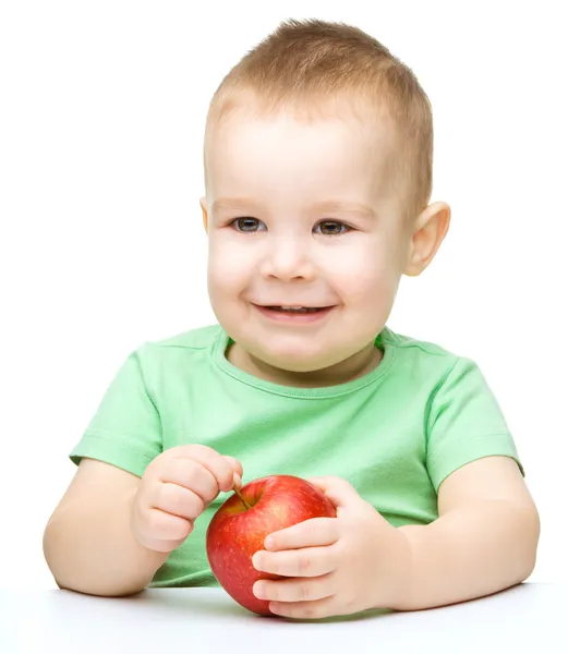 Porträt eines süßen kleinen Jungen mit gelben Äpfeln — Stockfoto