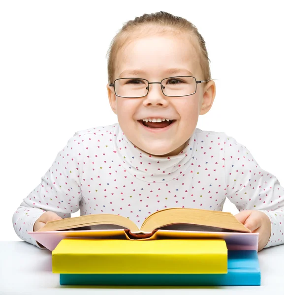 Menina está lendo um livro — Fotografia de Stock