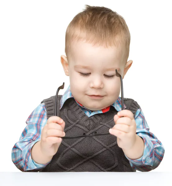 Portret ładny mały chłopiec w okularach — Zdjęcie stockowe