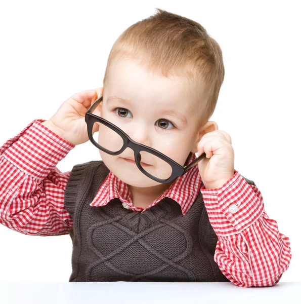 Portret van een schattige kleine jongen dragen van een bril — Stockfoto