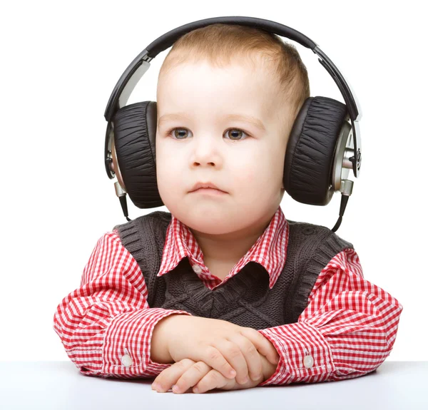Carino bambino godendo di musica utilizzando cuffie — Foto Stock