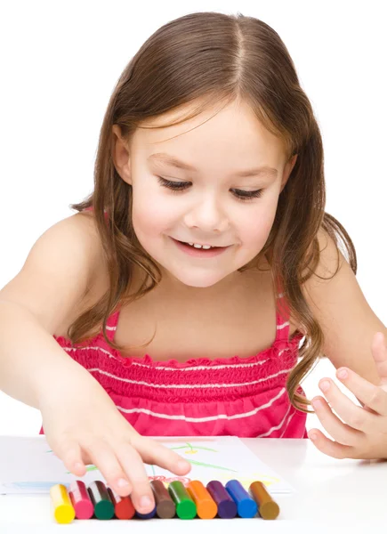Dziewczynka jest rysunek za pomocą kolorowe kredki — Zdjęcie stockowe