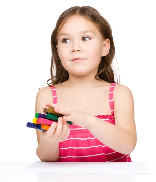 लहान मुलगी रंगीत क्रेअन्स वापरून रेखांकन करीत आहे — स्टॉक फोटो, इमेज