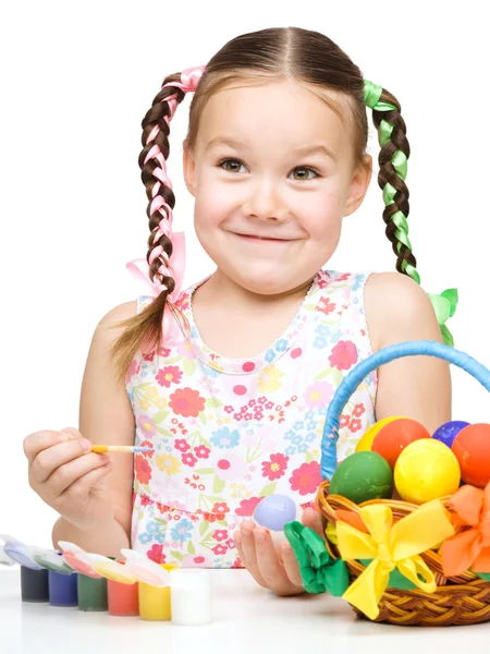 Küçük kız boyama yumurta Paskalya için hazırlanıyor olduğunu — Stok fotoğraf