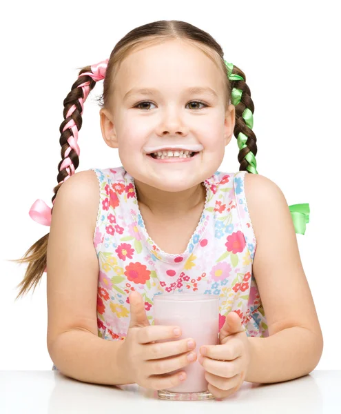 Linda niña mostrando bigote de leche —  Fotos de Stock