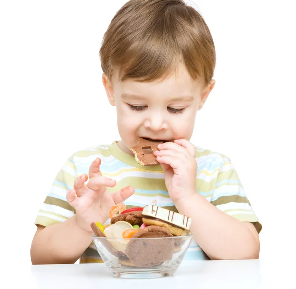 Retrato de um menino com biscoitos — Fotografia de Stock