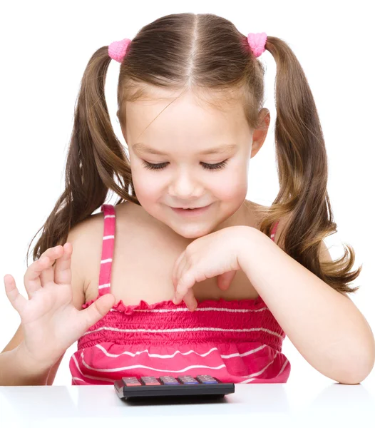 어린 소녀는 계산기를 사용 하는 — 스톡 사진