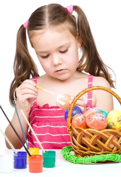 Küçük kız boyama yumurta Paskalya için hazırlanıyor olduğunu — Stok fotoğraf