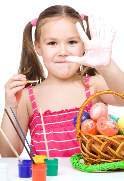 Menina está pintando ovos se preparando para a Páscoa — Fotografia de Stock