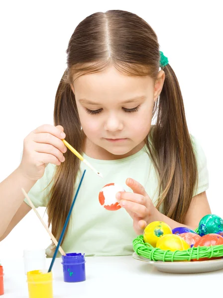 Kleines Mädchen bemalt Eier und bereitet sich auf Ostern vor — Stockfoto