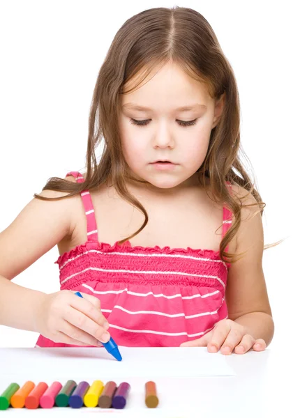 Menina está desenhando usando um lápis de cor — Fotografia de Stock