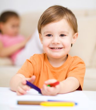küçük çocuk beyaz kağıt üzerine çizim