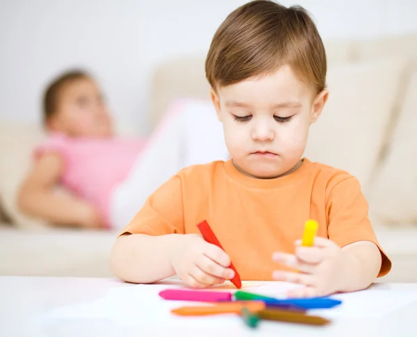 Kleine jongen loopt op wit papier — Stockfoto