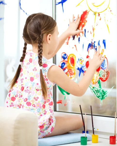 Boyalar ile oynarken sevimli kız portresi — Stok fotoğraf