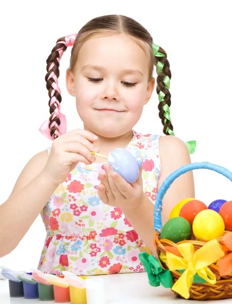 Kleines Mädchen bemalt Eier und bereitet sich auf Ostern vor — Stockfoto