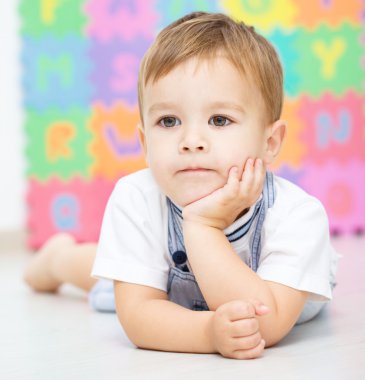 Küçük bir çocuğun portresi.