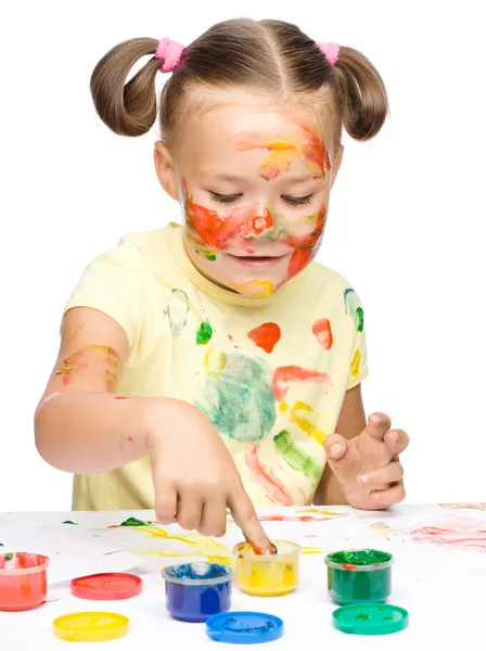 Retrato de uma menina bonita brincando com tintas — Fotografia de Stock