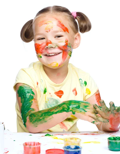 Portret van een schattig meisje spelen met verf — Stockfoto