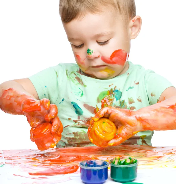 Menino está brincando com tintas — Fotografia de Stock