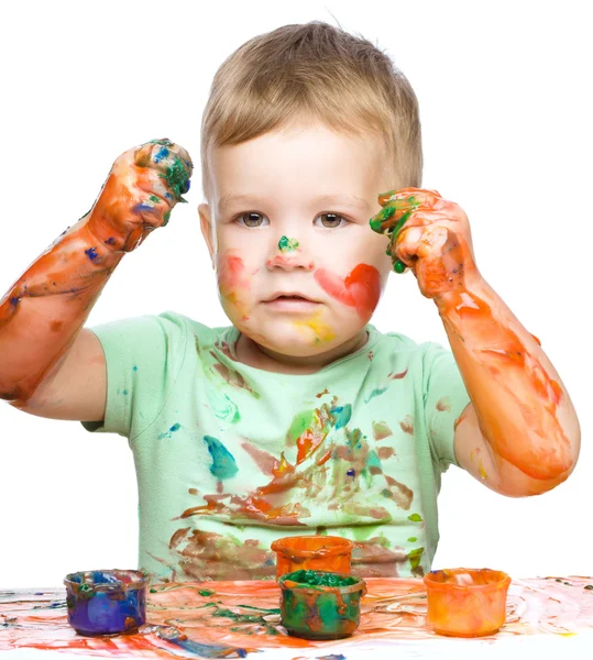 小さな男の子は塗料で遊んでいます。 — ストック写真