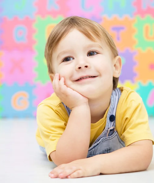 Porträt eines kleinen Jungen — Stockfoto