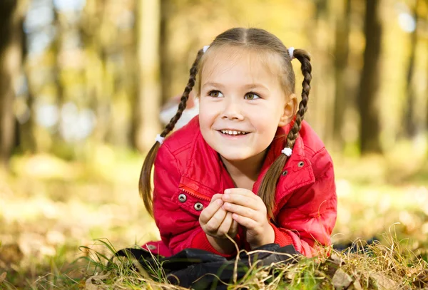 Retrato de una niña en el parque de otoño —  Fotos de Stock