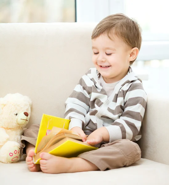 Kleiner Junge liest Buch — Stockfoto