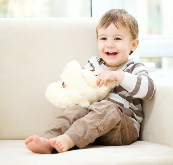 Retrato de um menino com seu ursinho de pelúcia — Fotografia de Stock