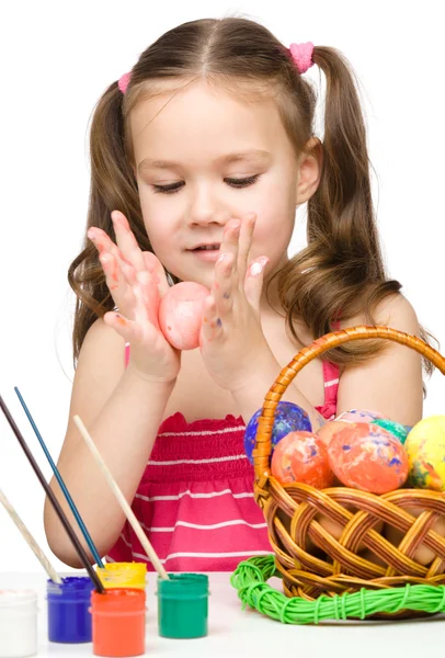 小さな女の子は絵画卵のイースターのための準備 — ストック写真